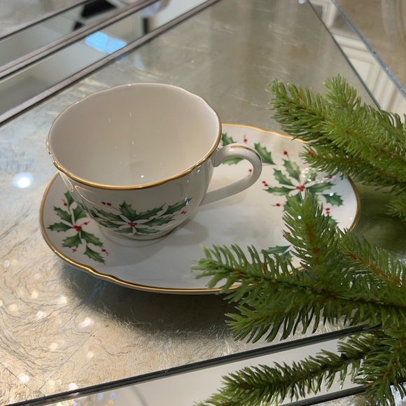 Lenox Holiday Fluted Cup and Dessert Plate Set - Picture 13 of 14